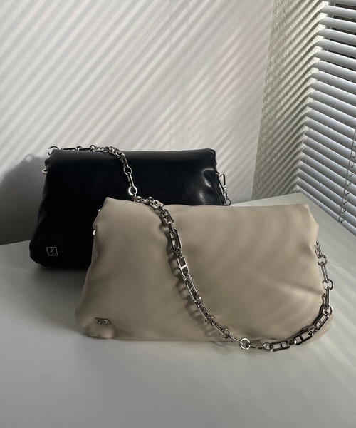 LE VERNIS ル ベルニ　PUFFERスクエアショルダーバッグ　ブラック LE VERNIS（ル・ベルニ）の「〈LE VERNIS/ル・ベルニ〉PUFFER