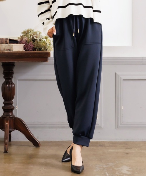 mili an deni（ミリアンデニ）の「スクーバ素材ジョガーパンツ（スラックス・レディース・モカ/ネイビー/ブラウン/ブラック/アイボリー・L/M）」の5枚目の写真