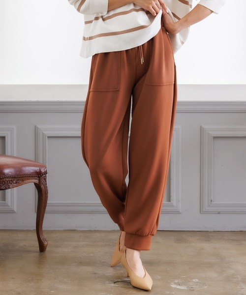 mili an deni（ミリアンデニ）の「スクーバ素材ジョガーパンツ（スラックス・レディース・モカ/ネイビー/ブラウン/ブラック/アイボリー・L/M）」の3枚目の写真