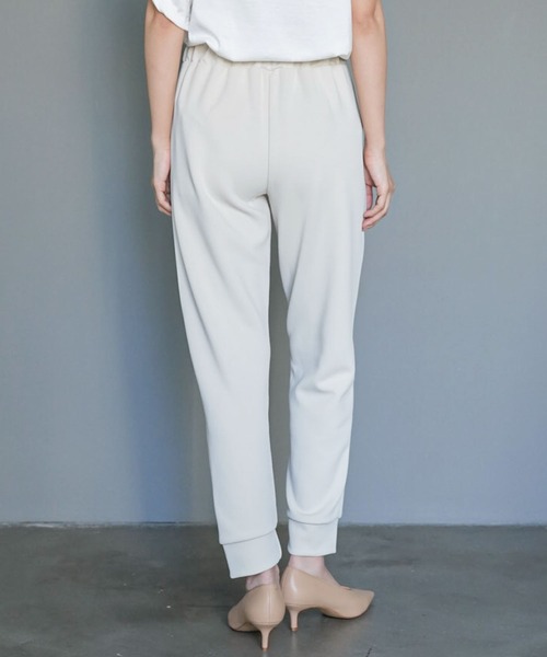 mili an deni（ミリアンデニ）の「スクーバ素材ジョガーパンツ（スラックス・レディース・モカ/ネイビー/ブラウン/ブラック/アイボリー・L/M）」の17枚目の写真