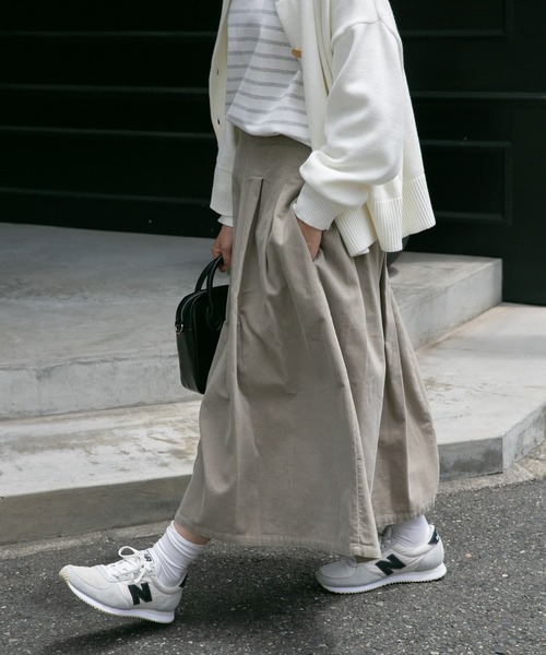 FORK&SPOON（フォークアンドスプーン）の「『洗濯可』FORK&SPOON　コーデュロイスカート（スカート・レディース・カーキ/チャコールグレー/ライトベージュ・2/1）」の13枚目の写真