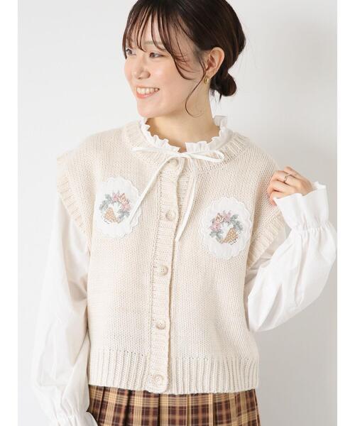ehka sopo（エヘカソポ）の「【Maison SAJOU】アップリケニットベスト（ベスト・レディース・サックスブルー/キナリ/モカ・F）」の2枚目の写真