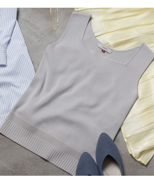 HusHusH(ハッシュアッシュ)の「HusHusH ハッシュアッシュ スクエアニットタンクトップ(タンクトップ・レディース・ライトグレー系/ブラック・L/M/S)」の2枚目の写真