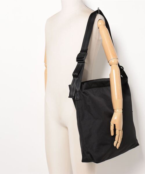NOTIVE/CANTERA（ノーティブカンテラ）の「撥水加工 大容量 FIDLOCKバックル付き ショルダーバッグ CARSON2（カーソン2）（ショルダーバッグ・メンズ・ブラック・FREE）」の2枚目の写真
