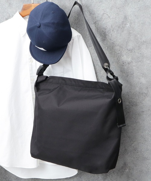 NOTIVE/CANTERA（ノーティブカンテラ）の「撥水加工 大容量 FIDLOCKバックル付き ショルダーバッグ CARSON2（カーソン2）（ショルダーバッグ・メンズ・ブラック・FREE）」の9枚目の写真