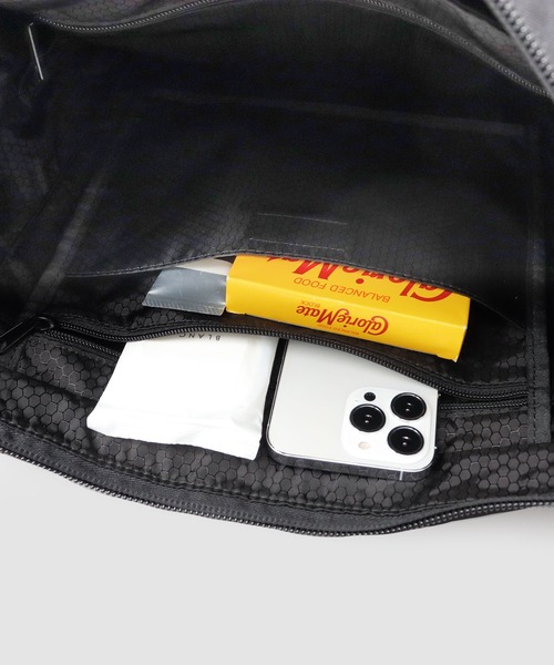 NOTIVE/CANTERA（ノーティブカンテラ）の「撥水加工 大容量 FIDLOCKバックル付き ショルダーバッグ CARSON2（カーソン2）（ショルダーバッグ・メンズ・ブラック・FREE）」の12枚目の写真