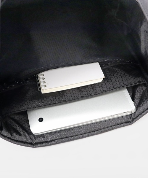 NOTIVE/CANTERA（ノーティブカンテラ）の「撥水加工 大容量 FIDLOCKバックル付き ショルダーバッグ CARSON2（カーソン2）（ショルダーバッグ・メンズ・ブラック・FREE）」の13枚目の写真