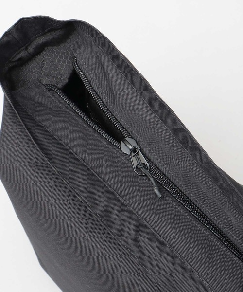 NOTIVE/CANTERA（ノーティブカンテラ）の「撥水加工 大容量 FIDLOCKバックル付き ショルダーバッグ CARSON2（カーソン2）（ショルダーバッグ・メンズ・ブラック・FREE）」の17枚目の写真
