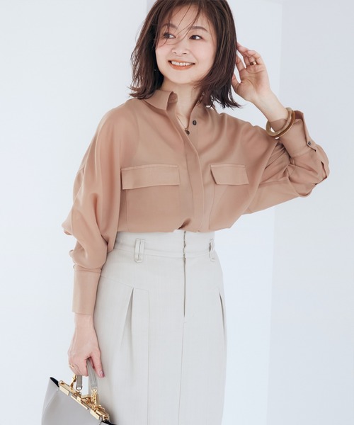 INED（イネド）の「【三尋木奈保コラボ】品ありリッチシアーシャツ（シャツ/ブラウス・レディース・キャメル/アイボリー/ブラック・9号/7号）」の3枚目の写真