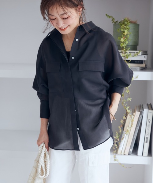 INED（イネド）の「【三尋木奈保コラボ】品ありリッチシアーシャツ（シャツ/ブラウス・レディース・キャメル/アイボリー/ブラック・9号/7号）」の2枚目の写真