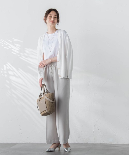 LAUTREAMONT(ロートレアモン)の「【WEB限定】【3サイズ】スムースコットンラウンドヘムカットソー≪洗える/接触冷感≫(Tシャツ/カットソー・レディース・ホワイト/チャコールグレー/ブルー/ブラック/ベージュ/ライトブルー/ピンク・11号/7号/9号)」の10枚目の写真