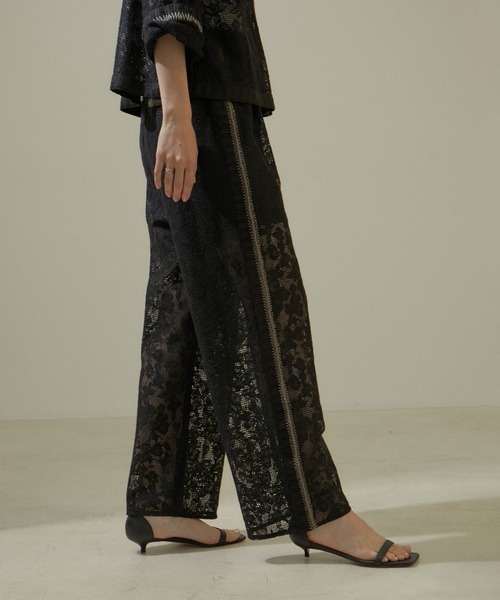 SALON adam et rope'（サロン アダム エ ロペ）の「オーガニックコットンレースイージーパンツ【セットアップ対応】（その他パンツ・レディース・ブラック/ホワイト・FREE）」の2枚目の写真