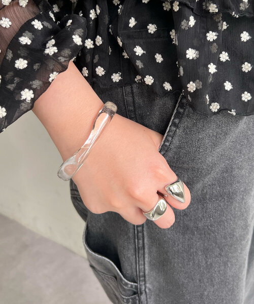 SHENERY（シーナリー）の「【重ね付けも◎】バングル（ブレスレット・レディース・クリア/ブラウン・FREE）」の2枚目の写真