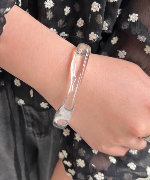 SHENERY（シーナリー）の「【重ね付けも◎】バングル（ブレスレット・レディース・クリア/ブラウン・FREE）」の6枚目の写真