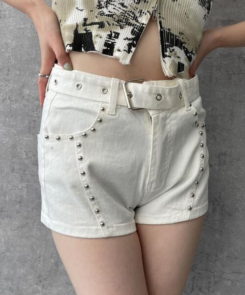 ホワイトショートパンツ ボタン付き - メルカリ