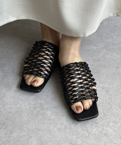 Thevon（ゼボン）の「編み込みミュール（サンダル・レディース・ブラック/シルバー・M/L）」の2枚目の写真