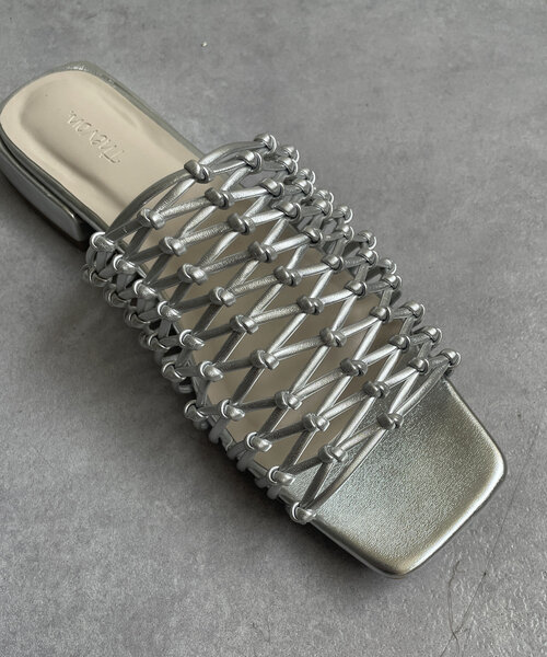 Thevon（ゼボン）の「編み込みミュール（サンダル・レディース・ブラック/シルバー・M/L）」の3枚目の写真