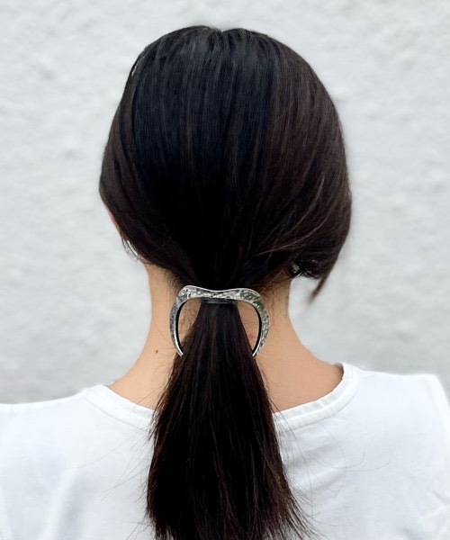 tone(トーン)の「【aussi/オッスィー】クラフト メタル ポニーフック/ヘアカフ(バレッタ/ヘアクリップ・レディース・ゴールド/シルバー・FREE)」の4枚目の写真