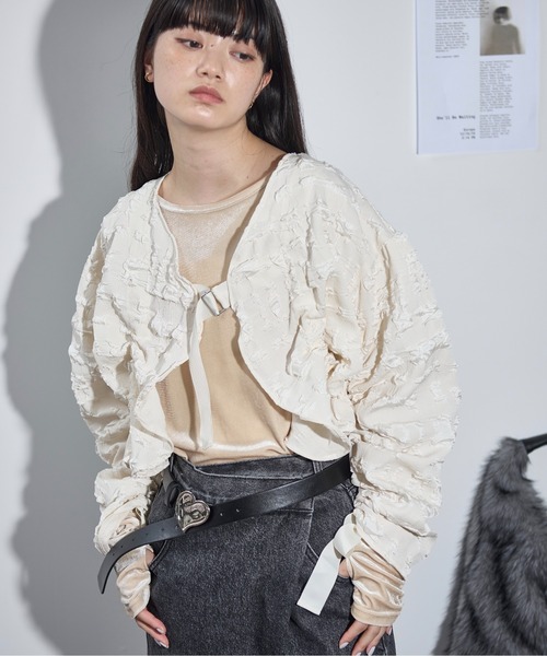 THE YOn(ザヨン)の「ドロストスリーブジャガードフリルボレロ(カーディガン/ボレロ・レディース・アイボリー/ブラック/ブラウン・FREE)」の1枚目の写真