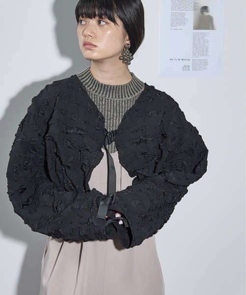 THE YOn(ザヨン)の「ドロストスリーブジャガードフリルボレロ(カーディガン/ボレロ・レディース・アイボリー/ブラック/ブラウン・FREE)」の16枚目の写真