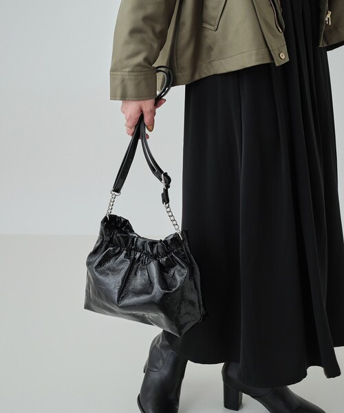 SHOO・LA・RUE（シューラルー）の「持てば旬顔 クラッシュ素材ショルダーバッグ（ショルダーバッグ・レディース・ブラック/ブロンズ/シルバー・00）」の12枚目の写真