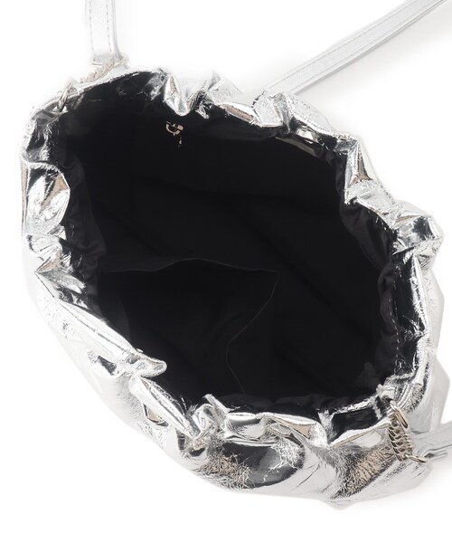 SHOO・LA・RUE（シューラルー）の「持てば旬顔 クラッシュ素材ショルダーバッグ（ショルダーバッグ・レディース・ブラック/ブロンズ/シルバー・00）」の17枚目の写真