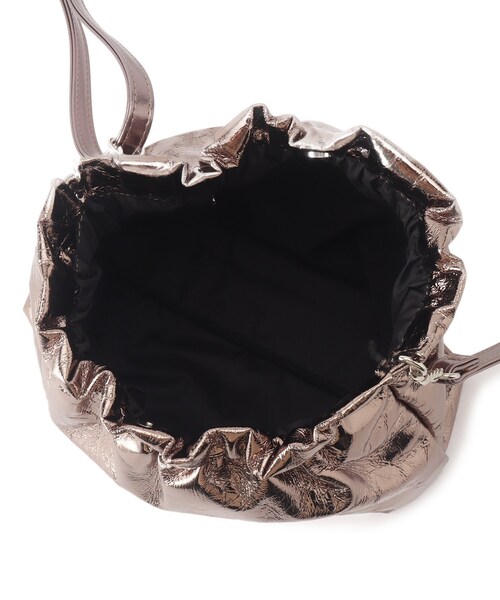 SHOO・LA・RUE（シューラルー）の「持てば旬顔 クラッシュ素材ショルダーバッグ（ショルダーバッグ・レディース・ブラック/ブロンズ/シルバー・00）」の4枚目の写真