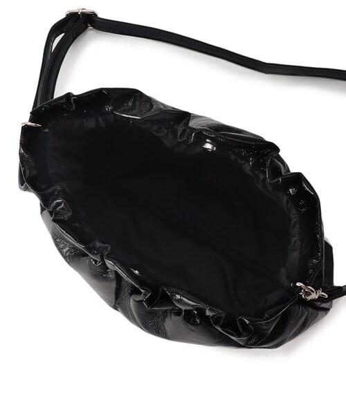 SHOO・LA・RUE（シューラルー）の「持てば旬顔 クラッシュ素材ショルダーバッグ（ショルダーバッグ・レディース・ブラック/ブロンズ/シルバー・00）」の5枚目の写真