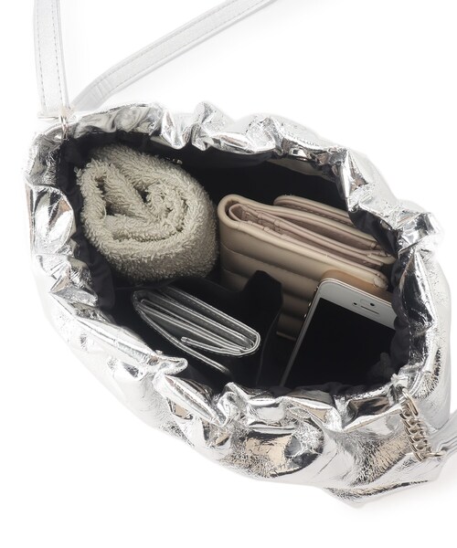 SHOO・LA・RUE（シューラルー）の「持てば旬顔 クラッシュ素材ショルダーバッグ（ショルダーバッグ・レディース・ブラック/ブロンズ/シルバー・00）」の6枚目の写真