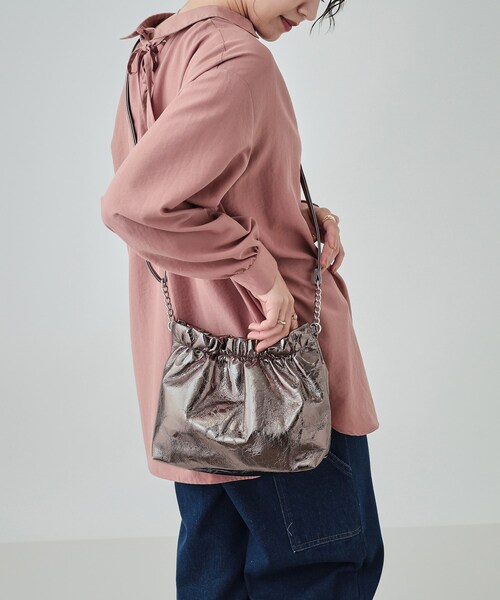 SHOO・LA・RUE（シューラルー）の「持てば旬顔 クラッシュ素材ショルダーバッグ（ショルダーバッグ・レディース・ブラック/ブロンズ/シルバー・00）」の7枚目の写真