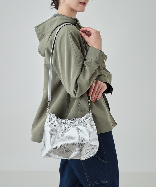 SHOO・LA・RUE（シューラルー）の「持てば旬顔 クラッシュ素材ショルダーバッグ（ショルダーバッグ・レディース・ブラック/ブロンズ/シルバー・00）」の10枚目の写真