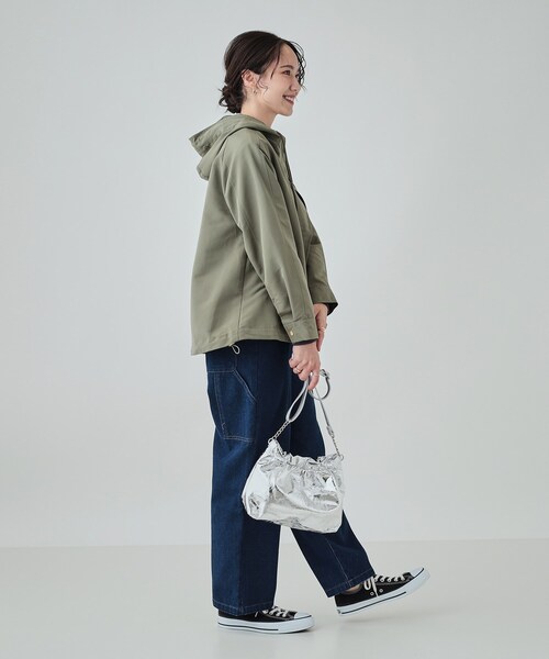 SHOO・LA・RUE（シューラルー）の「持てば旬顔 クラッシュ素材ショルダーバッグ（ショルダーバッグ・レディース・ブラック/ブロンズ/シルバー・00）」の11枚目の写真