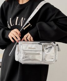 Chico（チコ）の「【4色展開/500mlペットボトル収納可】ポケットデザインショルダーバッグ（ショルダーバッグ・シルバー系）」