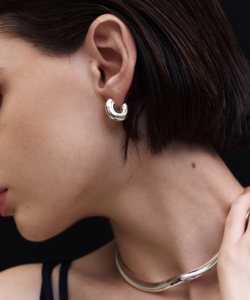 JOSE MOON(ジョゼムーン)の「CHUNKY HOOP PIERCED EARRING(ピアス(両耳用)・レディース・シルバー/ゴールド・FREE)」の2枚目の写真