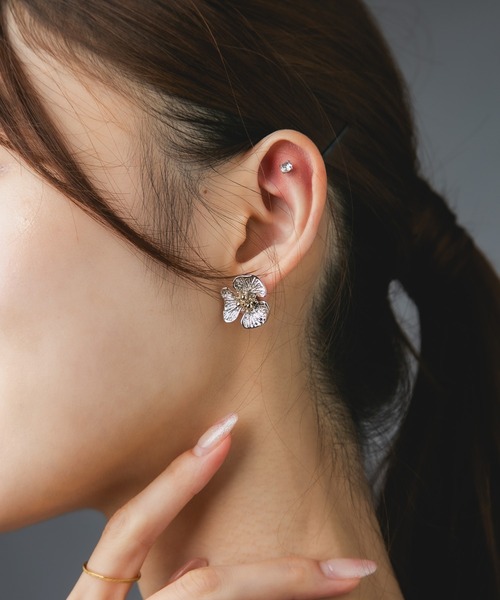 Os accessory（オズアクセサリー）の「Os　-オズ-　【金属アレルギー対応】メタルフラワーピアスC（ピアス（両耳用）・レディース・ゴールド/シルバー・ONE SIZE）」の10枚目の写真
