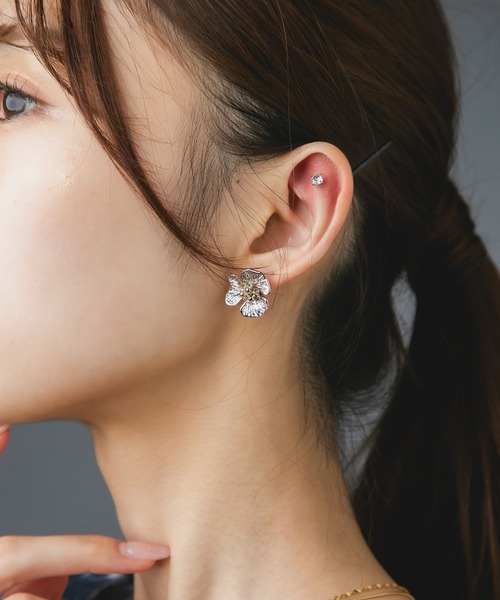 Os accessory（オズアクセサリー）の「Os　-オズ-　【金属アレルギー対応】メタルフラワーピアスC（ピアス（両耳用）・レディース・ゴールド/シルバー・ONE SIZE）」の11枚目の写真