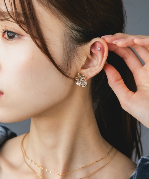 Os accessory（オズアクセサリー）の「Os　-オズ-　【金属アレルギー対応】メタルフラワーピアスC（ピアス（両耳用）・レディース・ゴールド/シルバー・ONE SIZE）」の4枚目の写真
