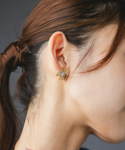 Os accessory（オズアクセサリー）の「Os　-オズ-　【金属アレルギー対応】メタルフラワーピアスC（ピアス（両耳用）・レディース・ゴールド/シルバー・ONE SIZE）」の7枚目の写真