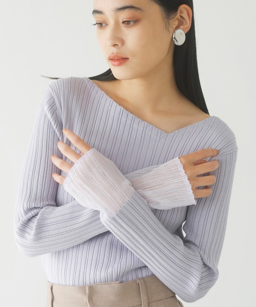 VIS(ビス)の「【洗える】袖口シアーアシメゆるVネックニット(ニット/セーター・レディース・ラベンダー/オフホワイト/ブラック・FREE)」の3枚目の写真