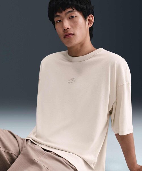 NIKE(ナイキ)の「ナイキ スポーツウェア プレミアム エッセンシャル メンズ オーバーサイズド Tシャツ / Nike Sportswear Premium Essentials Men's Oversized T-Shirt HF9607-072 Light Bone(Tシャツ/カットソー・メンズ・オフホワイト・XL/2XL/S/L/M)」の13枚目の写真