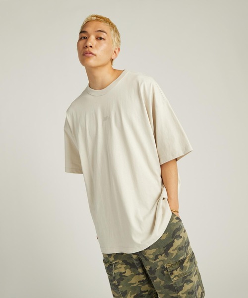 NIKE(ナイキ)の「ナイキ スポーツウェア プレミアム エッセンシャル メンズ オーバーサイズド Tシャツ / Nike Sportswear Premium Essentials Men's Oversized T-Shirt HF9607-072 Light Bone(Tシャツ/カットソー・メンズ・オフホワイト・XL/2XL/S/L/M)」の5枚目の写真