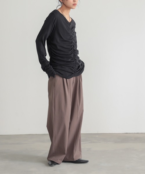 for/c(フォーシー)の「シャーリングシアートップス【サスティナブル】(Tシャツ/カットソー・レディース・ブラック/オフホワイト/ブルー・M/L)」の8枚目の写真