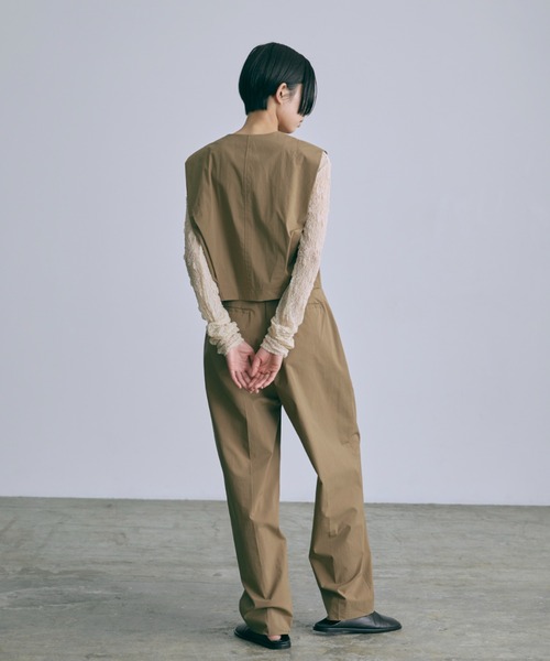 EN NEUME(エンノイム)の「【Set Up】Tucked Sleeve Gilet(ベスト・レディース・ブラック/キャメル/ネイビー・FREE)」の20枚目の写真