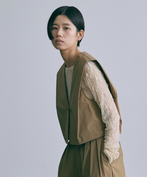 EN NEUME(エンノイム)の「【Set Up】Tucked Sleeve Gilet(ベスト・レディース・ブラック/キャメル/ネイビー・FREE)」の4枚目の写真