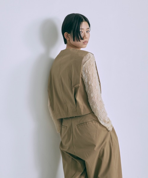 EN NEUME(エンノイム)の「【Set Up】Tucked Sleeve Gilet(ベスト・レディース・ブラック/キャメル/ネイビー・FREE)」の7枚目の写真