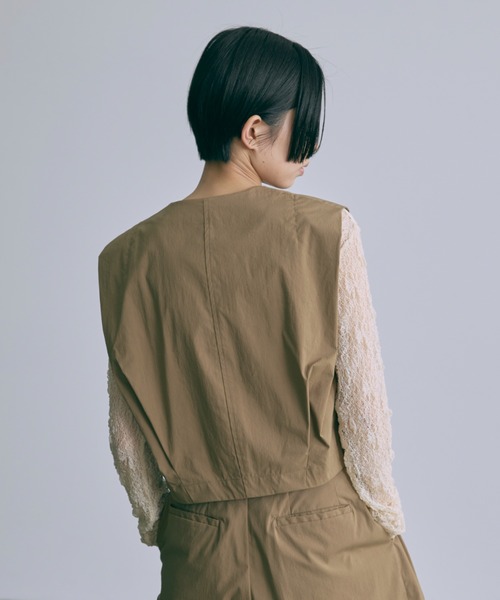 EN NEUME(エンノイム)の「【Set Up】Tucked Sleeve Gilet(ベスト・レディース・ブラック/キャメル/ネイビー・FREE)」の5枚目の写真