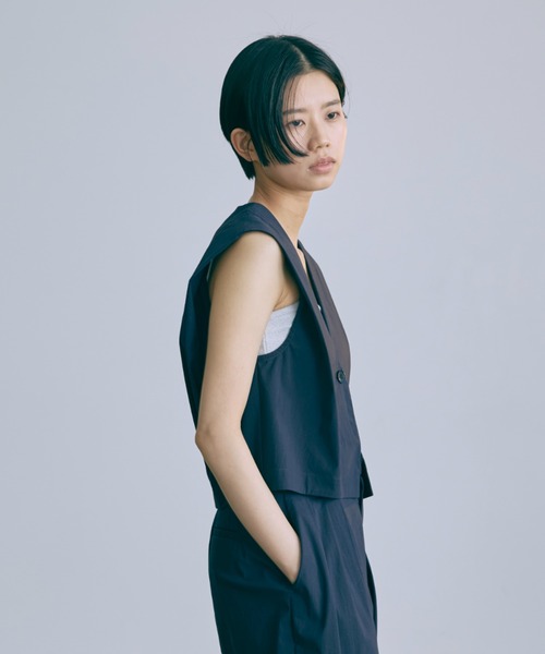 EN NEUME(エンノイム)の「【Set Up】Tucked Sleeve Gilet(ベスト・レディース・ブラック/キャメル/ネイビー・FREE)」の9枚目の写真