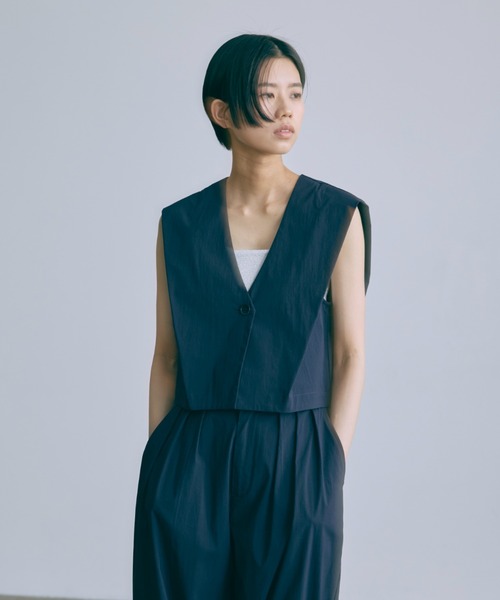 EN NEUME(エンノイム)の「【Set Up】Tucked Sleeve Gilet(ベスト・レディース・ブラック/キャメル/ネイビー・FREE)」の12枚目の写真