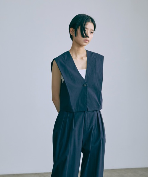 EN NEUME(エンノイム)の「【Set Up】Tucked Sleeve Gilet(ベスト・レディース・ブラック/キャメル/ネイビー・FREE)」の13枚目の写真