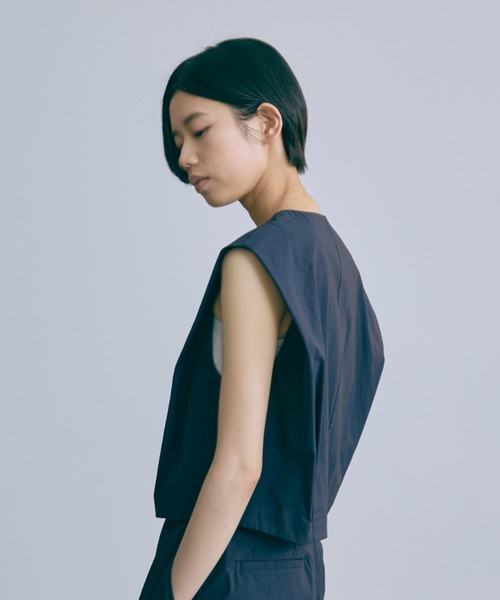 EN NEUME(エンノイム)の「【Set Up】Tucked Sleeve Gilet(ベスト・レディース・ブラック/キャメル/ネイビー・FREE)」の10枚目の写真